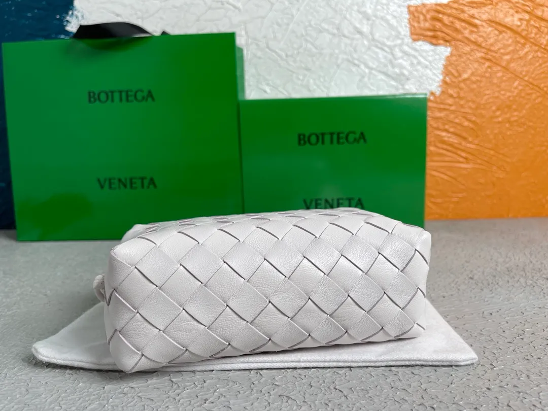 Batch 1160 BOTTEGA VENETA/Bottega 2021 new women's POUCH crossbody bag clutch, lntfecciato woven leather crossbody mini handbag, single internal open pocket, zipper closure, computer embroidered leather shoulder strap can be adjusted in length, model: 6684 Color: White Origin: Italy Size: 17*12*8